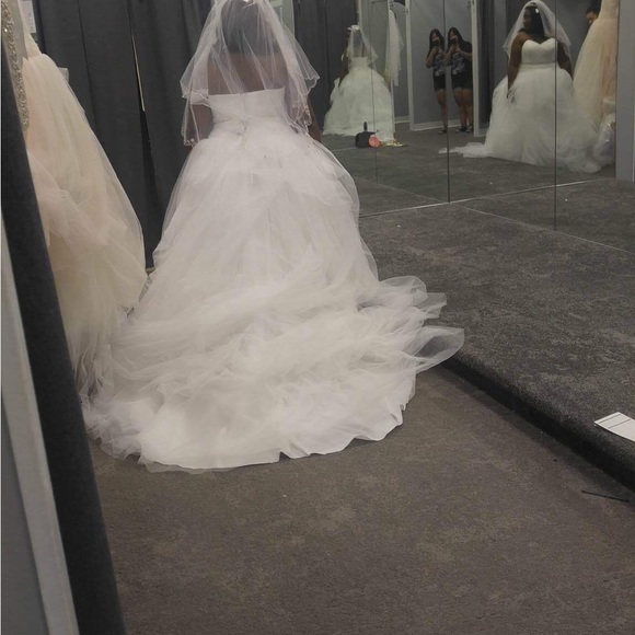 Vera Wang Wedding Dress 2018 - Picture 3 of 5